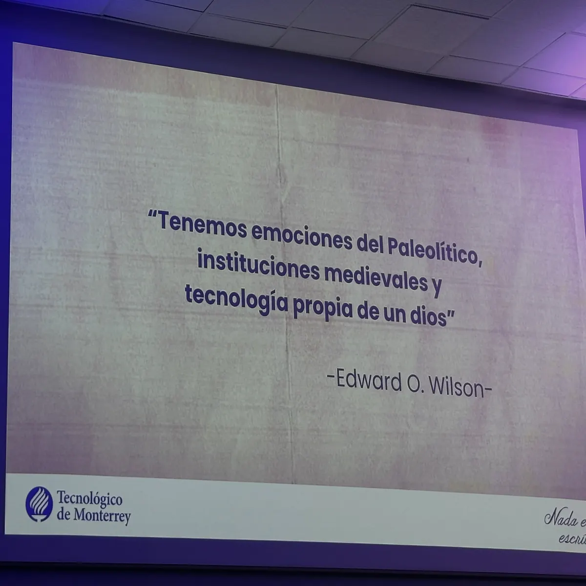 Diapositiva con la cita de Edward O. Wilson: “Tenemos emociones del Paleolítico, instituciones medievales y tecnología propia de un dios”