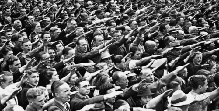 Multitud con el brazo en alto en un acto de masas de la Alemania nazi
